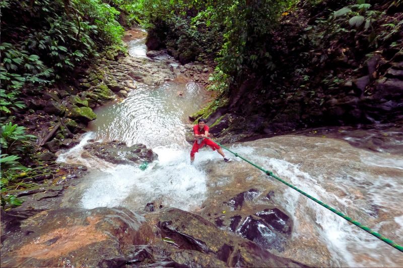 Escalar en las cataratas de Honolulo en Tingo María, Ciudad de la Bella Durmiente