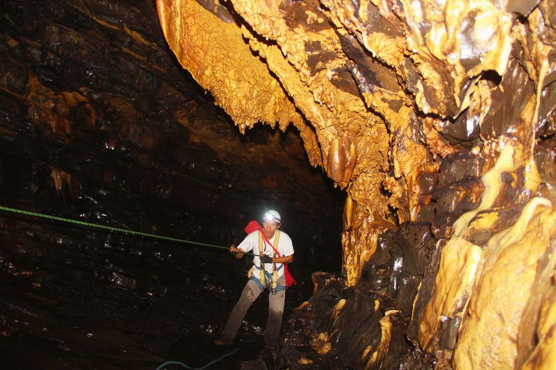 Hombre en cuevas de Huayna Capac en Tingo María, Ciudad de la Bella Durmiente