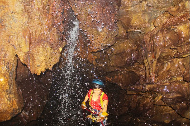 Mujer en cuevas de Huayna Capac en Tingo María, Ciudad de la Bella Durmiente