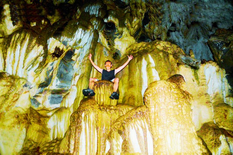 Turista en cuevas de Huayna Capac en Tingo María, Ciudad de la Bella Durmiente